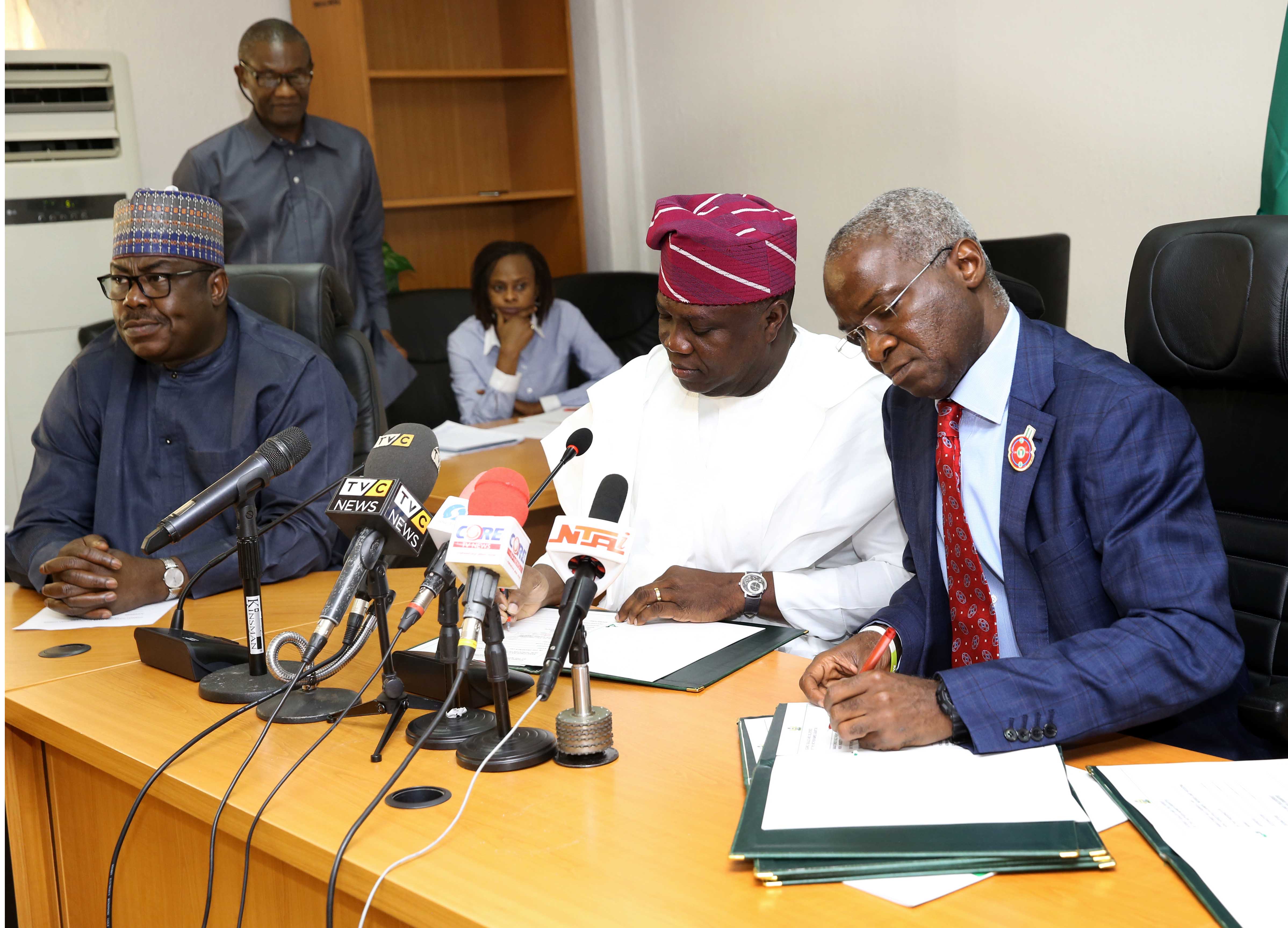 Photo of GOV. AMBODE, FASHOLA SIGN TRANSFER DOCUMENTS TO HAND OVER PRESIDENTIAL LODGE, MARINA TO LASG IN ABUJA