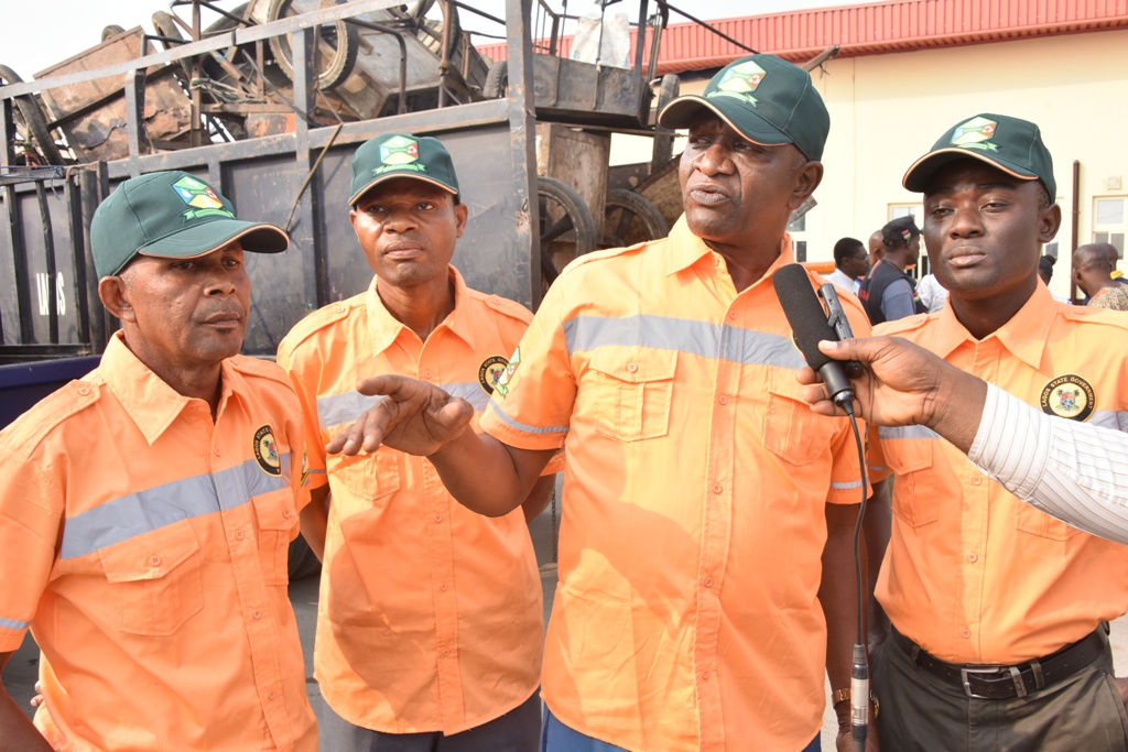 Photo of LAGOS ARRESTS CART PUSHERS, RESIDENTS FOR DUMPING WASTE ON ROAD MEDIANS, CANALS