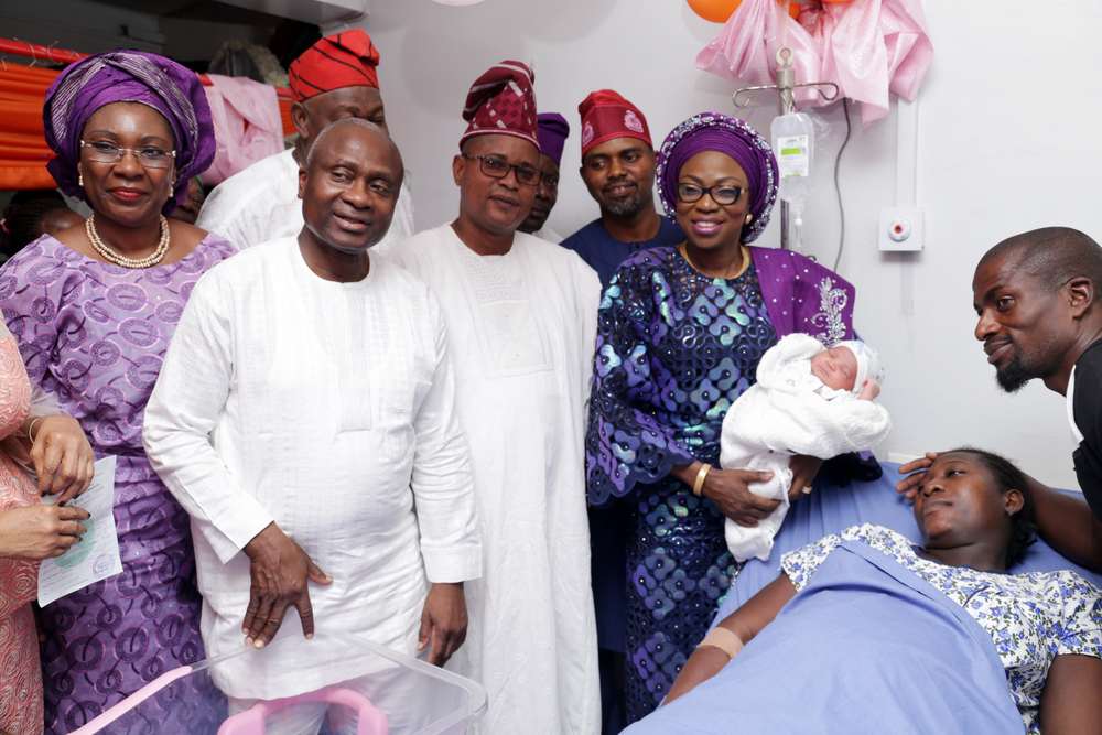 Photo of WIFE OF LAGOS STATE GOVERNOR, BOLANLE AMBODE PRESENTS GIFTS TO FIRST BABIES OF THE YEAR 2018 AT IKORODU GENERAL HOSPITAL AND LAGOS ISLAND MATERNITY HOSPITAL