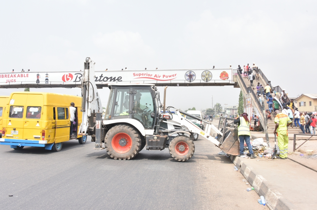 Photo of Officials of the Cleaner Lagos initiative (CLI) evacuating illegal dumpsites across the State on Friday, January 19, 2018.