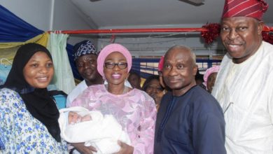 Photo of WIFE OF LAGOS STATE GOVERNOR, BOLANLE AMBODE PRESENTS GIFTS TO FIRST BABIES OF THE YEAR 2019 AT LAGOS ISLAND MATERNITY HOSPITAL